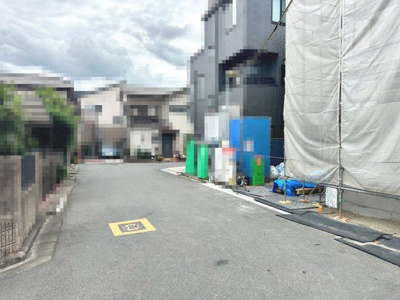 【前面道路含む現地写真】 | 千代田２丁目　新築一戸建 | ２面採光のお部屋もございます♪明るく風通しの良い快適な室内に気分も自然と明るくなりますね☆家族の笑顔も増えそうです♪