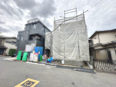 【前面道路含む現地写真】 | 千代田２丁目　新築一戸建 | ゆとりの玄関ですよ！靴の脱ぎ履きがしやすいですね！シューズボックスも付いているので、玄関周りもすっきり片付きますね！