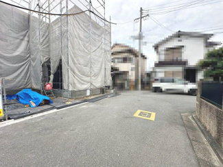 【前面道路含む現地写真】 | 千代田２丁目　新築一戸建 | 【土地約３０．８０坪】並列に駐車２台可能！愛車の置き場所に困らないですね♪