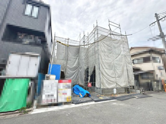 【前面道路含む現地写真】 | 千代田２丁目　新築一戸建 | ＬＤＫ約１８．７帖！３面採光の明るくゆとりあるリビングに家族に時間も増えますね！