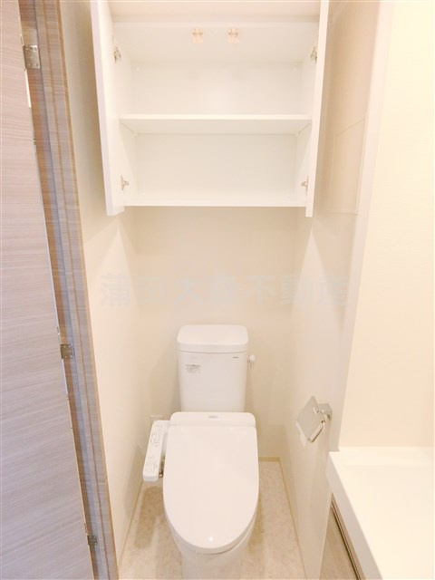 MAXIV北糀谷のトイレ|吊戸棚収納と温水洗浄便座付きのトイレ