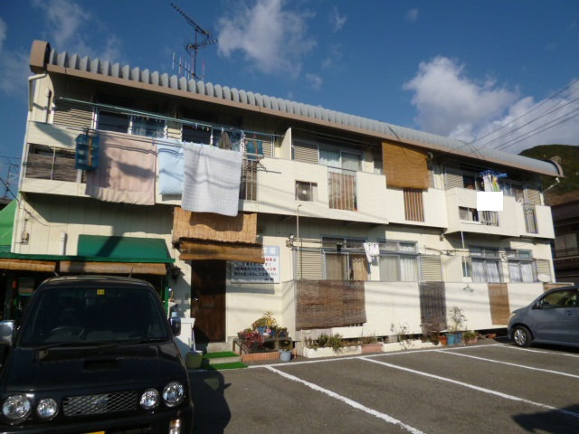 ハイツ山岡の駐車場