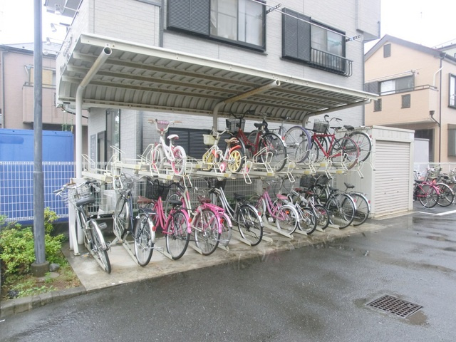 メゾンピュールのその他共用部分|敷地内自転車置き場。