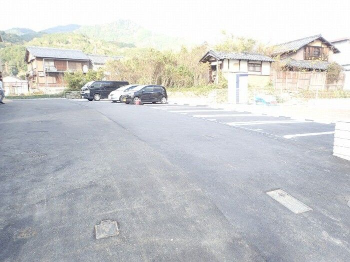 alamode（アラモード）の駐車場