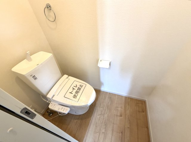 越谷市下間久里３期クラフトピット　新築戸建のトイレ|清潔感があり落ち着けるトイレ空間。温水洗浄便座付きで毎日快適に使えます。