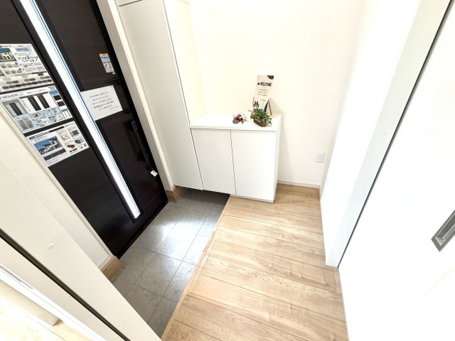 越谷市下間久里３期クラフトピット　新築戸建の玄関|上品で清潔感のある玄関スペース。ご家族やゲストを温かく迎え入れます。