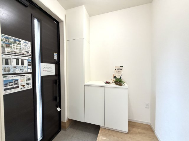 越谷市下間久里３期クラフトピット　新築戸建の玄関|靴をすっきり収められるシューズボックス。玄関まわりをいつでも綺麗に保てます。