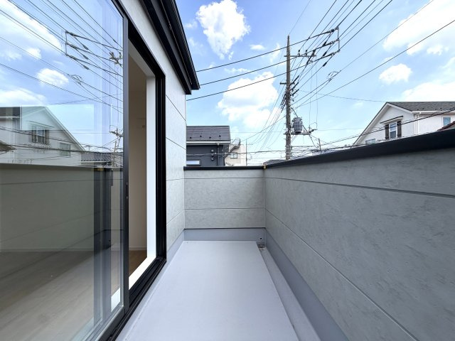 越谷市下間久里３期クラフトピット　新築戸建のバルコニー|日当たりが良く洗濯物がよく乾くバルコニー。布団干しにも十分な広さがあります。
