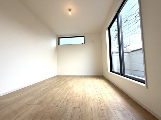 越谷市下間久里３期クラフトピット　新築戸建の洋室|二面採光で明るい陽光が届く洋室。寝室や子ども部屋など多目的に使えます。