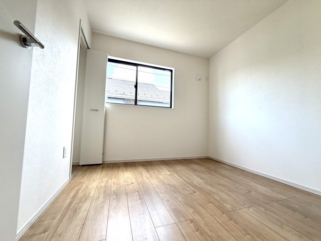 越谷市下間久里３期クラフトピット　新築戸建の洋室|シンプルで使いやすいデザインの洋室。窓からの風通しも良く爽やかに過ごせます。