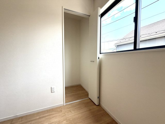 越谷市下間久里３期クラフトピット　新築戸建の収納|服をたくさん掛けられるクローゼット付き。お部屋のスペースを有効活用できます。