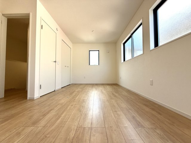 越谷市下間久里３期クラフトピット　新築戸建の洋室|二面採光で風通しが良く、爽やかな空気が流れる洋室。お子様の成長に合わせた子供部屋にも最適です。