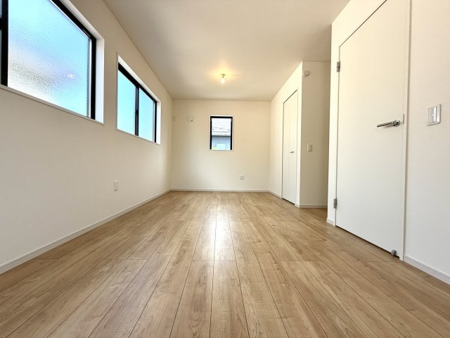 越谷市下間久里３期クラフトピット　新築戸建の洋室|主寝室としてゆったり使える十分な広さを確保。大型のベッドを置いても圧迫感なく寛げる空間です。