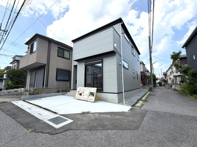 越谷市下間久里３期クラフトピット　新築戸建の外観|周囲の街並みになじむ上品な佇まい。永く住み続けたくなる魅力的で落ち着いた外観です。