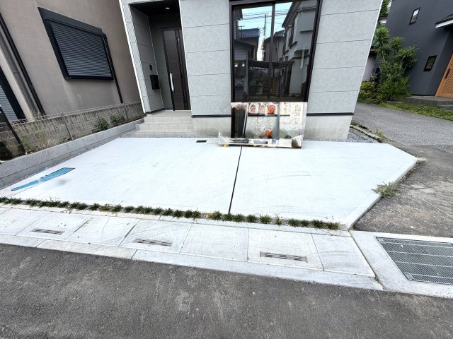 越谷市下間久里３期クラフトピット　新築戸建の駐車場|車の出し入れがしやすいスペース。毎日の通勤や買い物での運転も安心です。