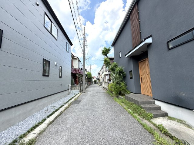越谷市下間久里３期クラフトピット　新築戸建の前面道路含む現地写真|舗装がしっかり整った綺麗な前面道路。歩道もありお子様の登下校や散歩も安全です。