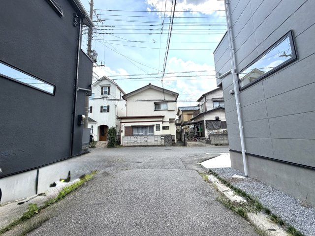 越谷市下間久里３期クラフトピット　新築戸建の前面道路含む現地写真|突き当たりや交通の抜け道になっていない静かな道路。外からの侵入者が少なく防犯面も良好です。