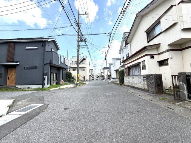 越谷市下間久里３期クラフトピット　新築戸建の前面道路含む現地写真|見通しが良く整備された前面道路。周辺は落ち着いた住宅街が広がっています。