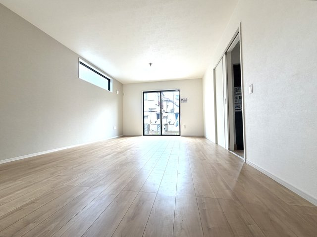 越谷市下間久里３期クラフトピット　新築戸建の居間・リビング|落ち着いた雰囲気の居心地の良いリビング。大きな窓から明るい光が広がる空間です。