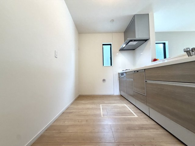 越谷市下間久里３期クラフトピット　新築戸建のキッチン|冷蔵庫やカップボードをすっきり配置できる、ゆとりのあるキッチンスペースです。