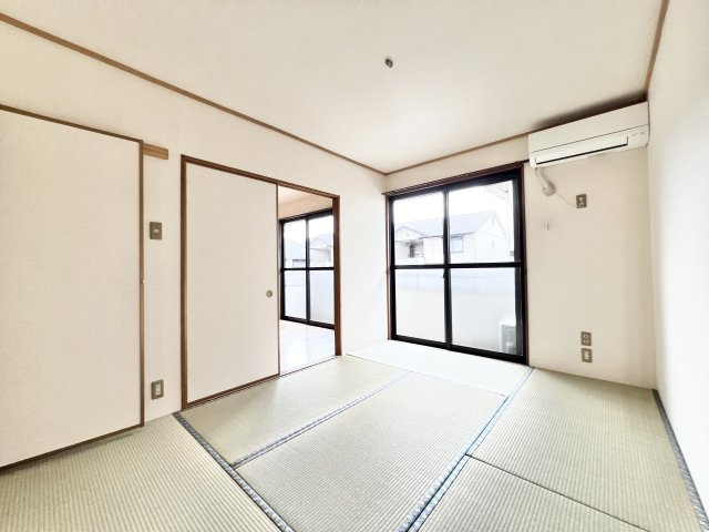 エーデルハイム Eの寝室|広くて明るい寝室