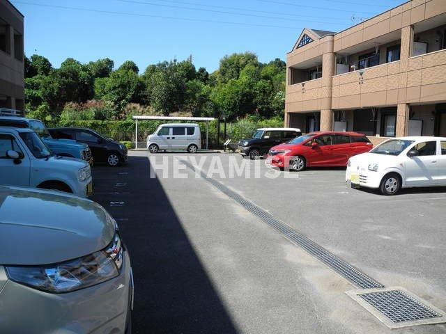プランドール弐番館の駐車場