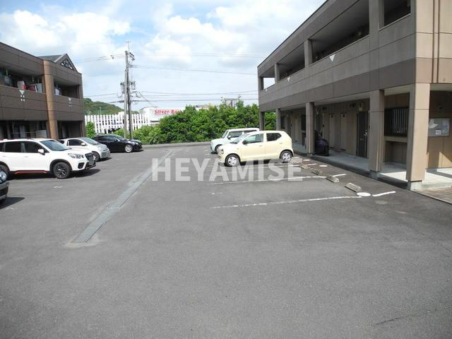 プランドール弐番館の駐車場