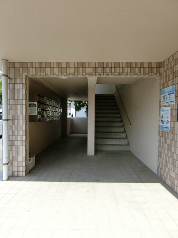 ハーモニー旗ヶ崎のエントランス