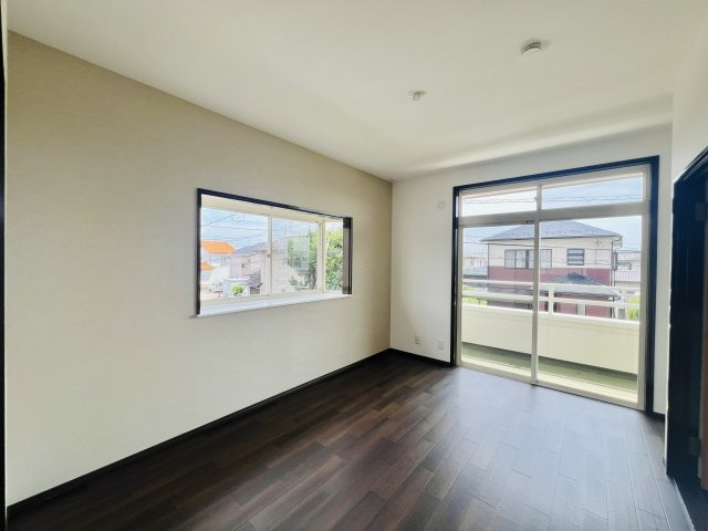 伊勢崎市末広町の洋室|バルコニーに面した明るい洋室♪