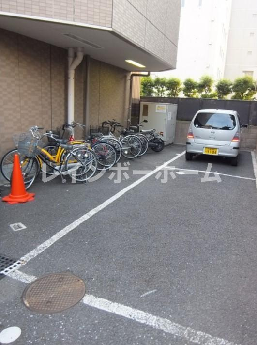 ビルクリバラの駐車場