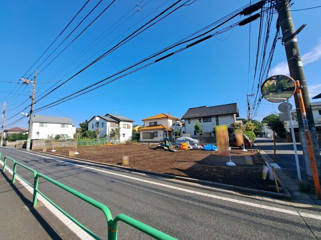 【前面道路含む現地写真】 | 練馬区大泉学園町5丁目　新築一戸建住宅　全5棟　(保谷店) | 周辺施設が整った利便性の良い立地と豊かな自然環境が魅力的。