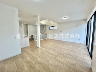 【居間・リビング】 | 浜松市中央区萩丘3丁目 新築一戸建て | リビングダイニングです