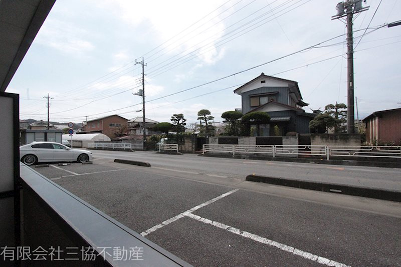 ウィンベル|目の前が駐車場