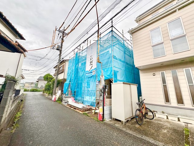 《仲介手数料半額》入間市東藤沢6丁目の外観|武蔵藤沢駅徒歩9分、狭山ケ丘駅徒歩10分の2駅利用可能！18帖LDKを備えた4LDKで、2台駐車も可能。藤沢東小学校まで徒歩4分と、お子様の通学にも嬉しい立地です。