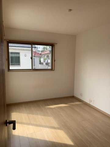 朝霧町１丁目　中古戸建ての洋室