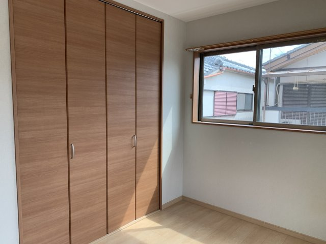 朝霧町１丁目　中古戸建ての洋室