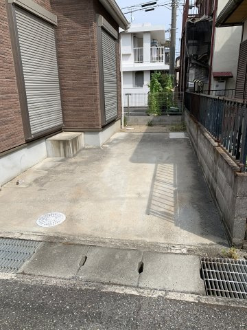 朝霧町１丁目　中古戸建ての駐車場