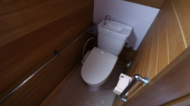 離宮前町2丁目貸家のトイレ