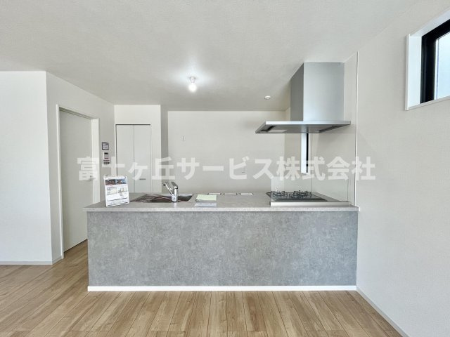 【キッチン】 | 浜松市中央区西山町 新築一戸建て | 前から見たキッチンです