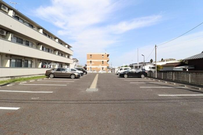 フェリシタの駐車場