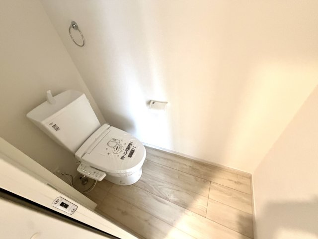 越谷市弥栄町５期クラフトピット　新築戸建のトイレ|清潔感があり落ち着けるトイレ空間。温水洗浄便座付きで毎日快適に使えます。
