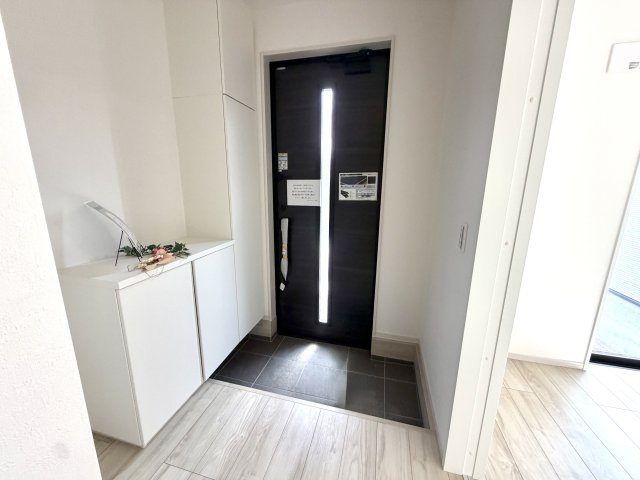 越谷市弥栄町５期クラフトピット　新築戸建の玄関|家の顔となるスッキリとした玄関。毎日の出入りが快適になる落ち着いたデザインです。