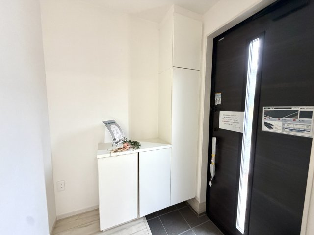 越谷市弥栄町５期クラフトピット　新築戸建の玄関|靴をすっきり収められるシューズボックス。玄関まわりをいつでも綺麗に保てます。