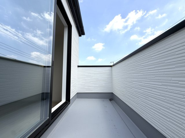 越谷市弥栄町５期クラフトピット　新築戸建のバルコニー|奥行きにゆとりがある使いやすいバルコニー。毎日の洗濯や布団干しも快適です。