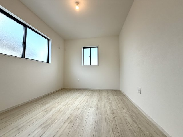 越谷市弥栄町５期クラフトピット　新築戸建の洋室|二面採光で明るい陽光が届く洋室。寝室や子ども部屋など多目的に使えます。
