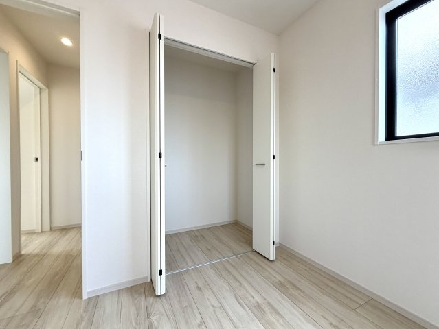 越谷市弥栄町５期クラフトピット　新築戸建の収納|室内をすっきり見せる大容量クローゼット。荷物が増えても安心して収納できます。