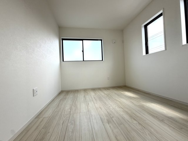 越谷市弥栄町５期クラフトピット　新築戸建の洋室|明るい光が差し込む心地よい洋室。シンプルで癖のない内装のため、どんなインテリアも綺麗に映えます。