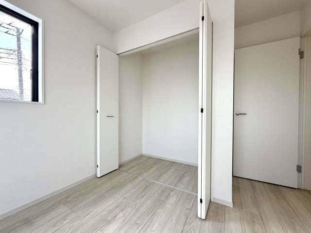 越谷市弥栄町５期クラフトピット　新築戸建の収納|扉が邪魔にならない折れ戸タイプのクローゼット。中の荷物が一目で見渡せて出し入れがスムーズです。