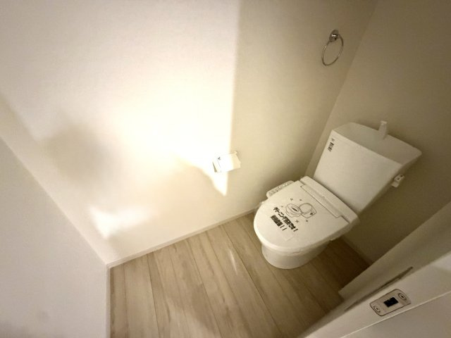 越谷市弥栄町５期クラフトピット　新築戸建のトイレ|フチ裏のない掃除がしやすい形状を採用。汚れが付きにくく毎日のふき取り掃除が簡単に行えます。