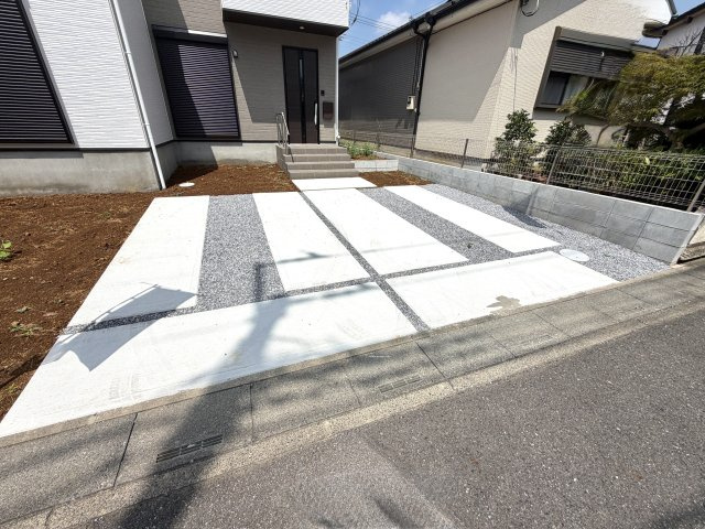 越谷市弥栄町５期クラフトピット　新築戸建の駐車場|並列で2台分の車を停められる広い駐車スペース。ご夫婦での複数台所有や来客時にも大変便利です。
